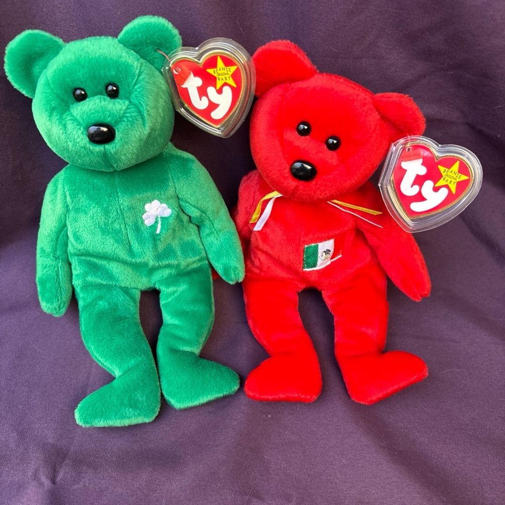 VTG Festive Beanie Baby bundle = 2 bears Osito red & Erin green Retired 1999 NWT